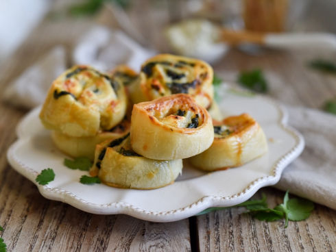 BLW Recipe: Broccoli and cheese whirls