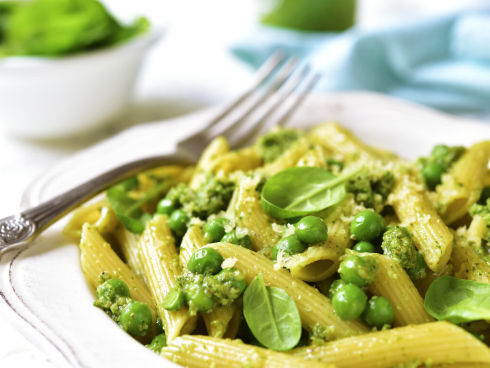 BLW Recipe: Pasta with spinach pesto and peas